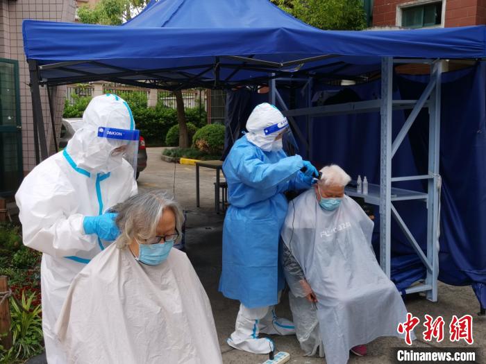 志愿者团队关爱组在为居民理发。　受访者供图