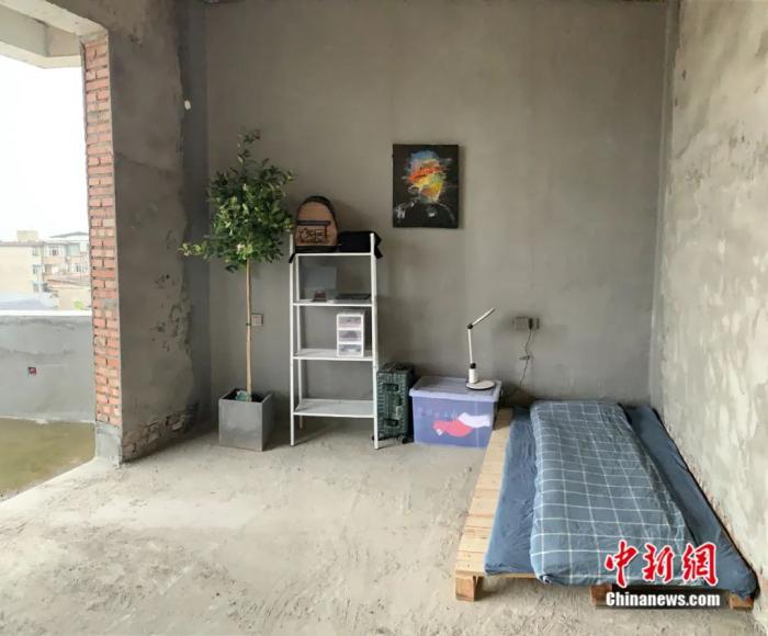 　　毛坯房中的物件日渐丰富。杨浩贤 摄
