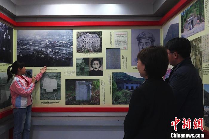 该校学生正向参观者讲述贺炳炎的革命故事 董晓斌 摄 该校学生正向参观者讲述贺炳炎的革命故事 董晓斌 摄