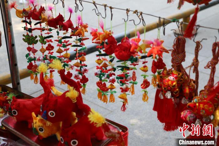 图为景区门口摊位上的老虎褡裢。　邢亚南 摄