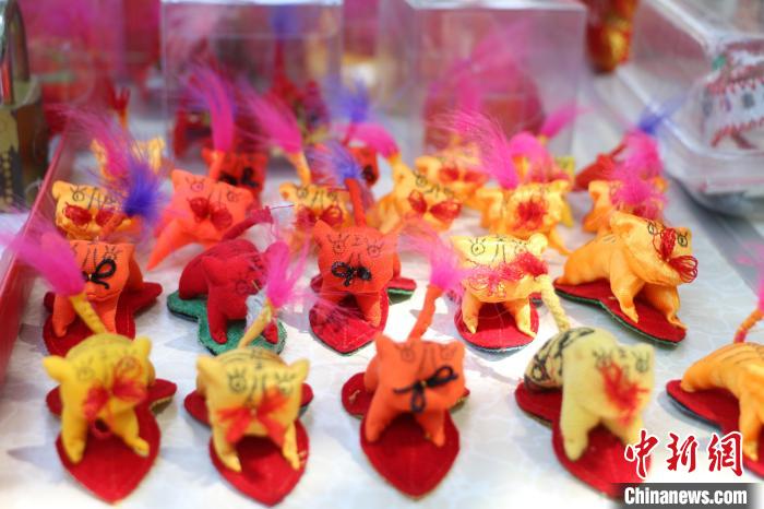 图为孙玉珍创新的带葫芦底座的小老虎，谐音“福禄”之意。　邢亚南 摄