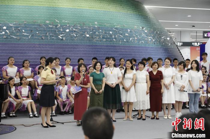 5月29日，广州地铁联合小云雀合唱团举办“云雀之声，乐享全程”地铁车站音乐空间艺术展演活动。　广州地铁供图