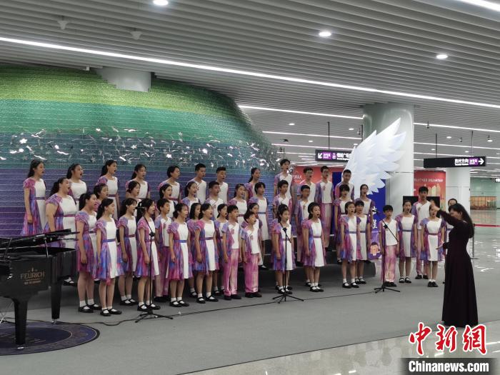 5月29日，广州地铁联合小云雀合唱团举办“云雀之声，乐享全程”地铁车站音乐空间艺术展演活动。　广州地铁供图