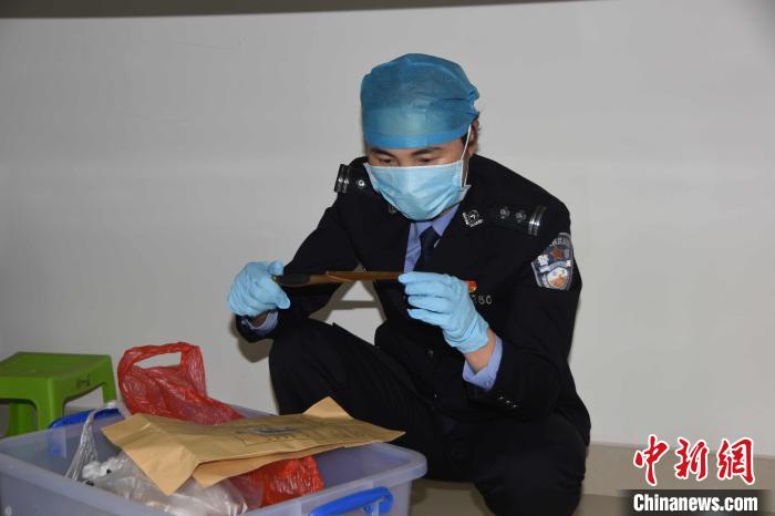 图为饶惠莹在勘查犯罪现场。　受访者供图