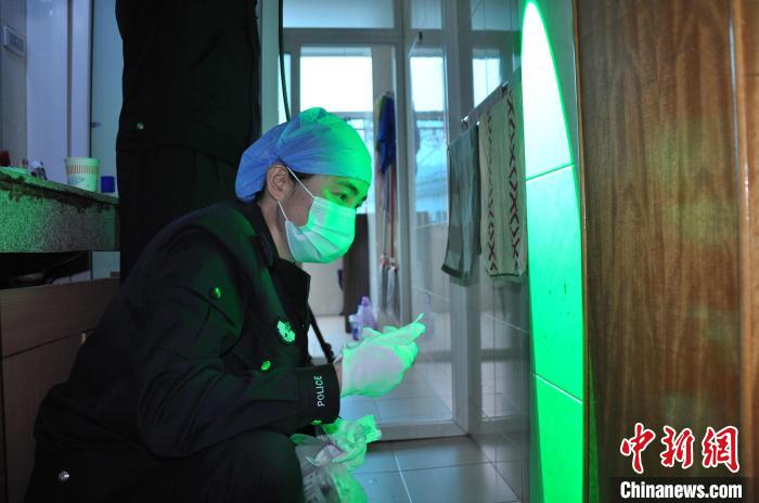 图为饶惠莹在勘查犯罪现场。　受访者供图