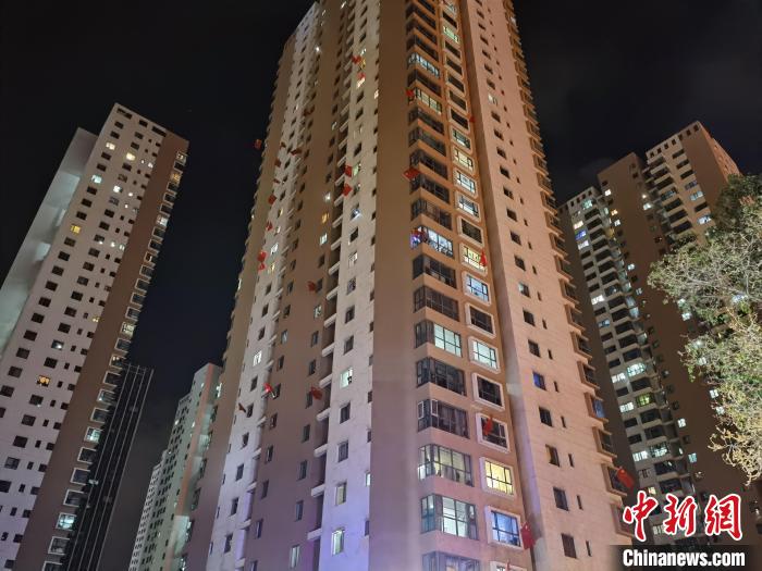 图为世通·国际小区居民楼灯火通明，居民等待解封。　祁增蓓 摄