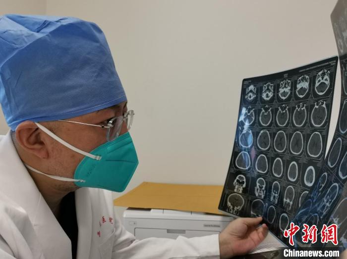 工作中的陈冬。　专家组提供