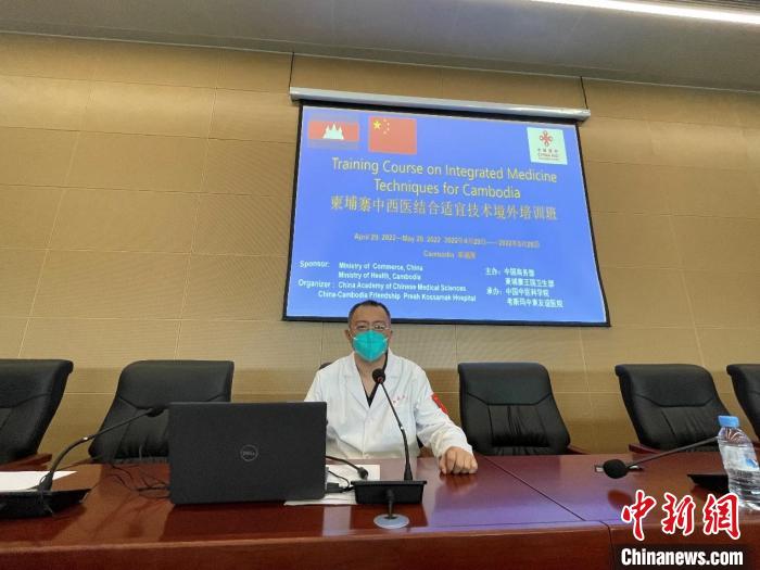 陈冬在柬埔寨当地进行中医知识讲座。　专家组提供