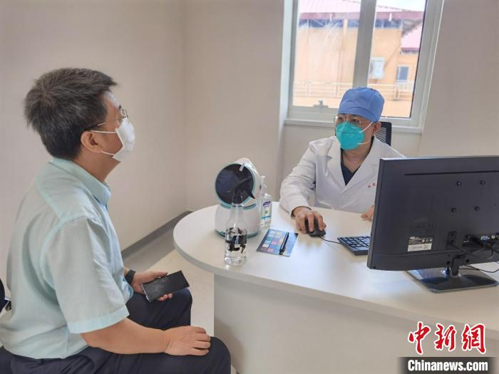 陈冬在考斯玛中柬友谊医院中医科为患者诊疗。　专家组提供
