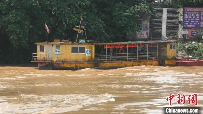 桂平石咀渡口客渡船受洪水影响已停航。　贵港海事局供图