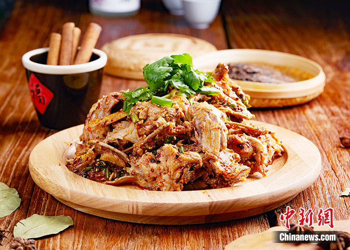 图为熏拌鸡架。 <a target= 图为熏拌鸡架。 <a target=