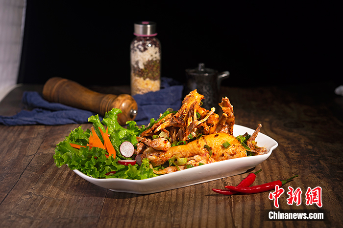 图为熏拌鸡架。 <a target= 图为熏拌鸡架。 <a target=