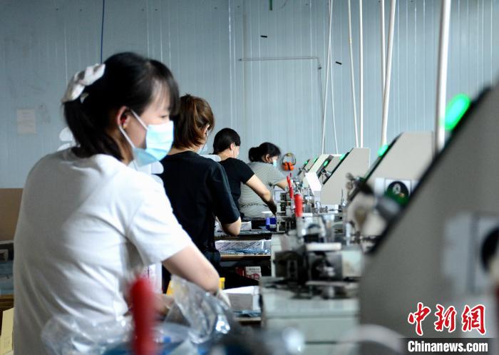 工人正在组装平衡块。　彭锦帅 摄