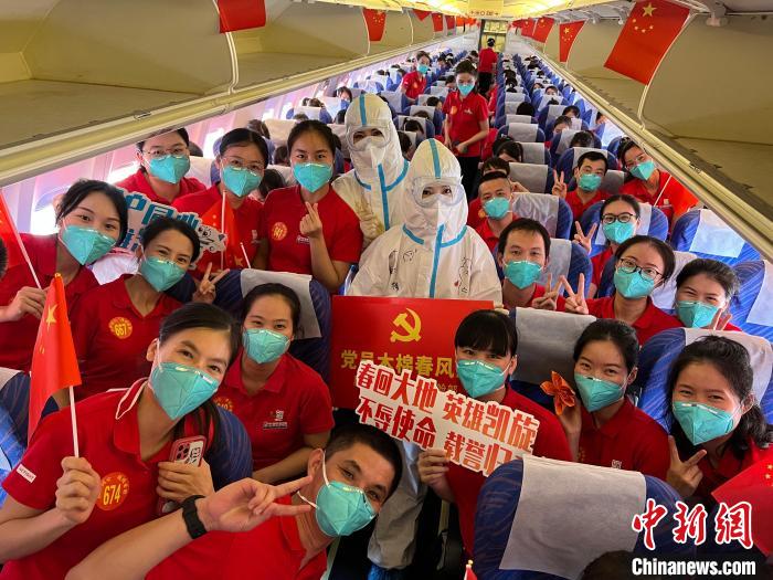 南航机组人员与医疗队合影,欢迎他们回家。 张瞳 摄 南航机组人员与医疗队合影,欢迎他们回家。 张瞳 摄