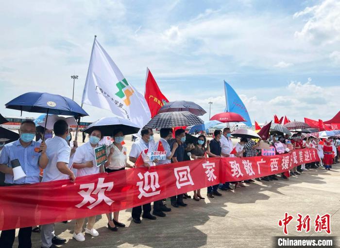 图为亲友团在机场迎接广西援沪医疗队。 王易 摄 图为亲友团在机场迎接广西援沪医疗队。 王易 摄