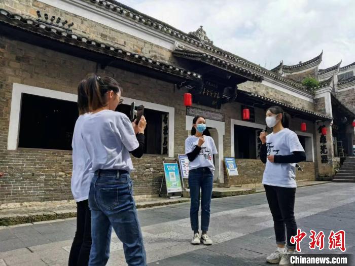图为志愿者直播红色文化。　黎平会议纪念馆供图