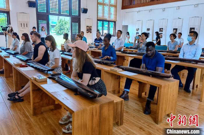 外国留学生感受千年古琴文化的韵味。　漳州市外办供图