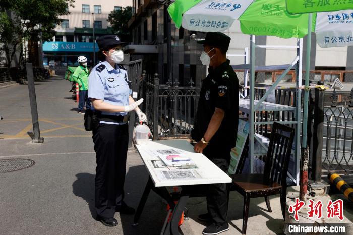 北京市公安局西城分局牛街派出所副所长沈琦(左一)。　<a target=