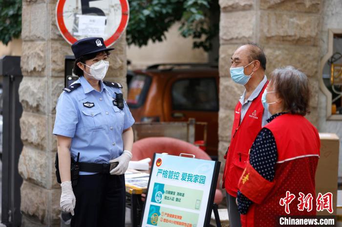 北京市公安局西城分局牛街派出所副所长沈琦(左一)。　<a target=