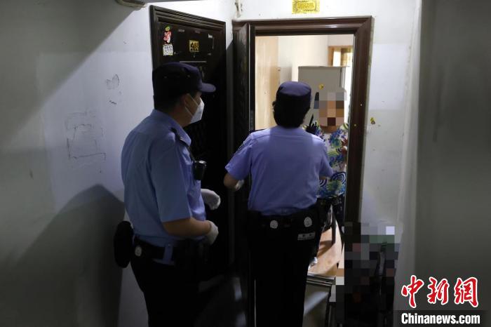 北京市公安局西城分局牛街派出所副所长沈琦与同事上门为居民解决问题。　<a target=