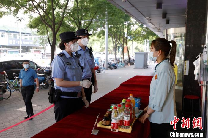 北京市公安局西城分局牛街派出所副所长沈琦。　<a target=