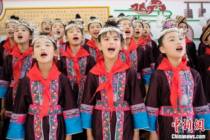 图为三江侗族自治县江川小学学生唱歌。 侯芸莹 摄 图为三江侗族自治县江川小学学生唱歌。 侯芸莹 摄