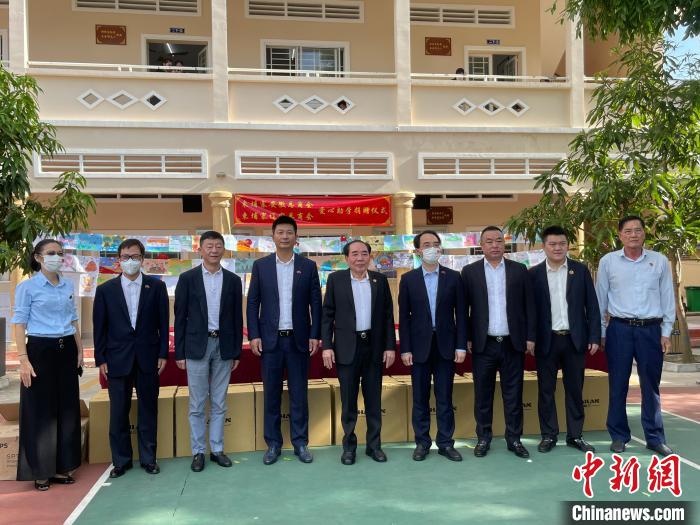 柬埔寨华社为西港港华学校“爱心助学”
