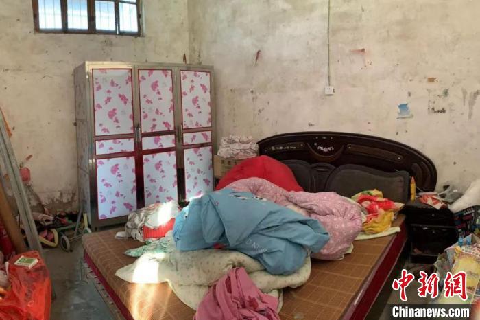 改造前的房间阴暗杂乱,孩子只能在凳子上学习。 张家威 摄 改造前的房间阴暗杂乱,孩子只能在凳子上学习。 张家威 摄