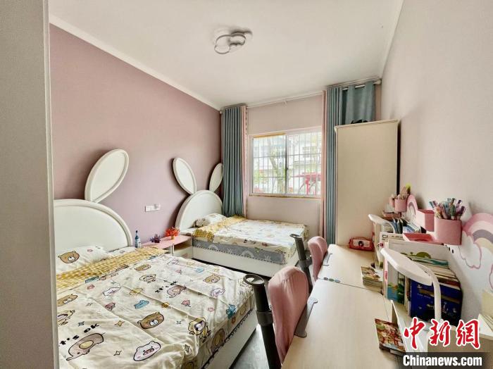 改造后的房间宽敞明亮,各种家具一应俱全。 张家威 摄 改造后的房间宽敞明亮,各种家具一应俱全。 张家威 摄