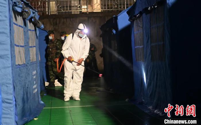 现场消杀。　安源 摄