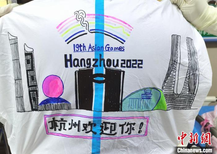 周鑫为队友的防护服作画。　周鑫供图