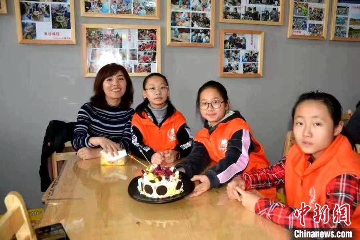 敢闯敢创林区女工用木头雕出“金山银山”