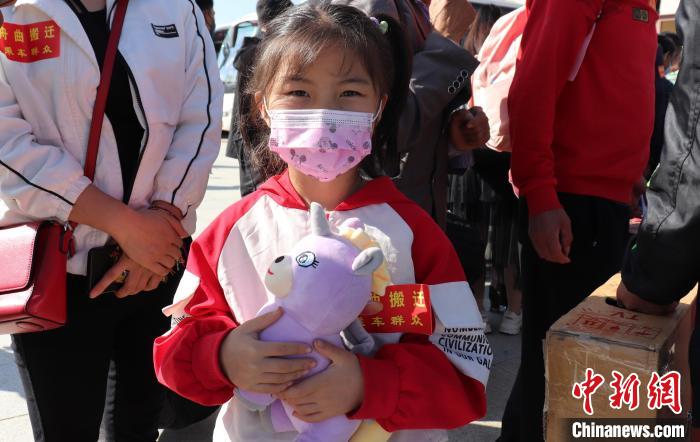 甘肃舟曲孩童的“六一”儿童节：坐上火车奔赴新家园