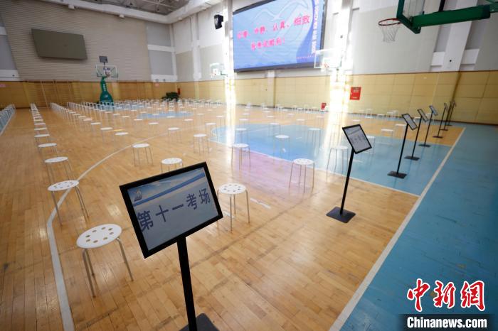 图为北京市东直门中学高考考点内的候考区。 <a target= 图为北京市东直门中学高考考点内的候考区。 <a target=