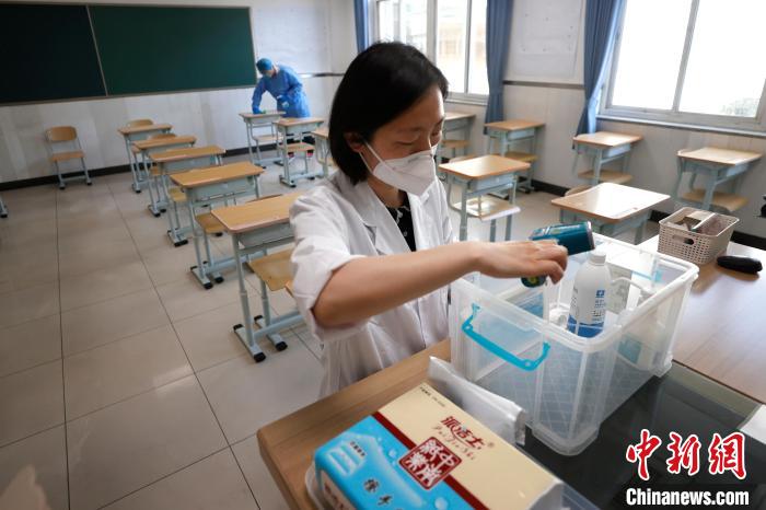 图为北京市东直门中学高考考点,负责防疫的老师在考场整理防疫用品。 <a target= 图为北京市东直门中学高考考点,负责防疫的老师在考场整理防疫用品。 <a target=