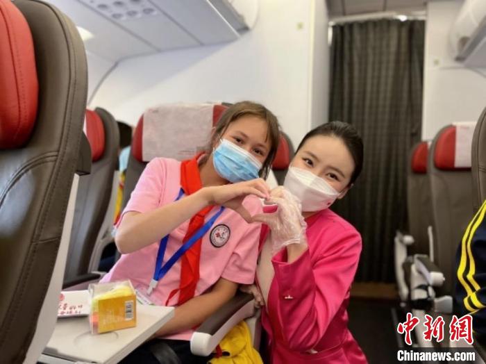 小朋友与空姐合影。 王净 供图 小朋友与空姐合影。 王净 供图