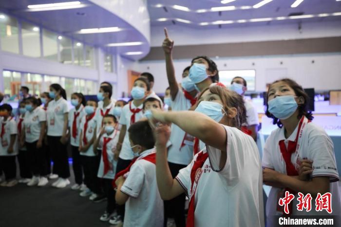 小朋友们参观长龙航空。 王净 供图 小朋友们参观长龙航空。 王净 供图