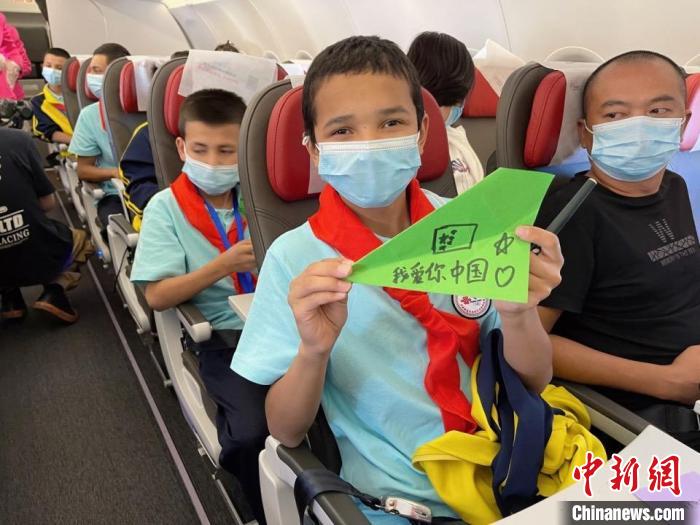 小朋友们实现飞上蓝天的梦想。 王净 供图 小朋友们实现飞上蓝天的梦想。 王净 供图