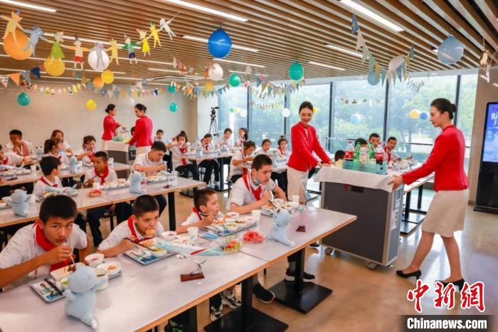 小朋友们品尝特色美食。 王净 供图 小朋友们品尝特色美食。 王净 供图