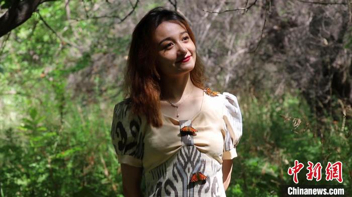 不时有红蝶落在游人的眉间发梢、衣襟肩头，让穿行其间的游客仿佛置身于童话般的红蝶仙境 吴传梦 摄