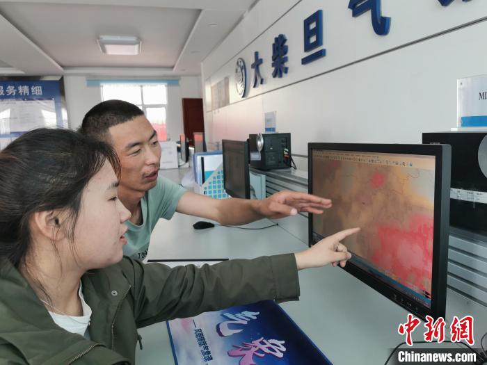 图为气象工作人员认真研判天气预报。　辛萍萍 摄