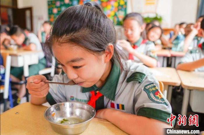 图为学生们享受自己的“劳动成果” 王新博 摄