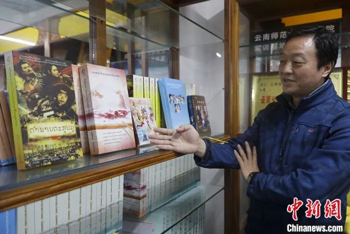 图为2021年11月3日，云南昆明的一个文创产业园内，一个译制团队的负责人在介绍已经译制出口的影视剧。 <a target=