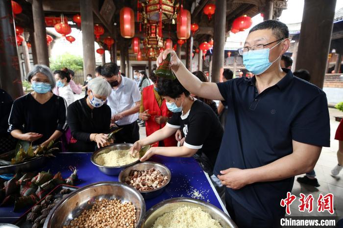 “宗情粽谊·同创美好生活”在金台胞端午联谊活动现场。 胡扬辉 摄 “宗情粽谊·同创美好生活”在金台胞端午联谊活动现场。 胡扬辉 摄