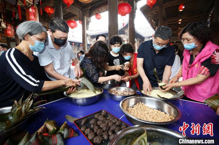 “两岸共包一只粽”浙江金华举办台胞端午联谊活动