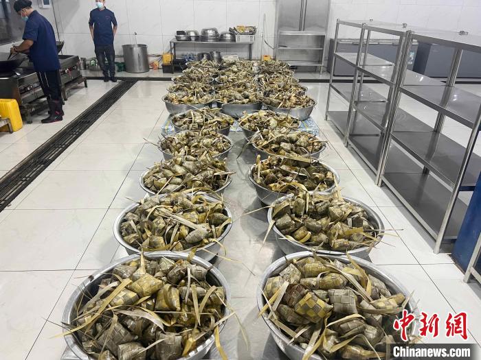 图为包好的粽子。　周渊 供图