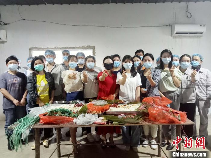 图为员工们踊跃参与。　周渊 供图