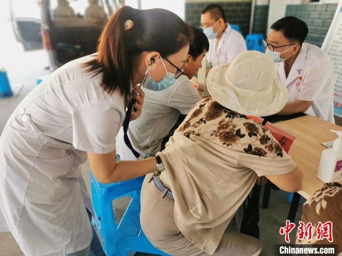 杨春为女患者诊断 天津市南开区融媒供图