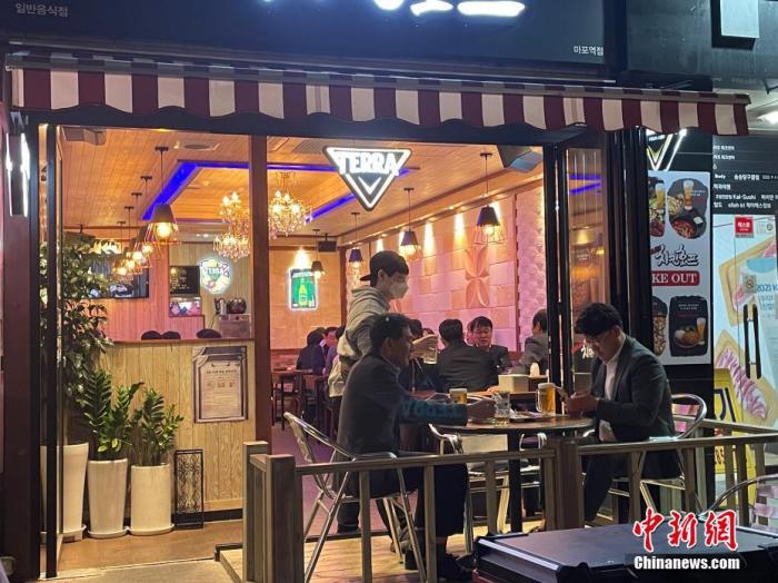 资料图：韩国首尔市民在麻浦区一餐厅用餐。 <a target=