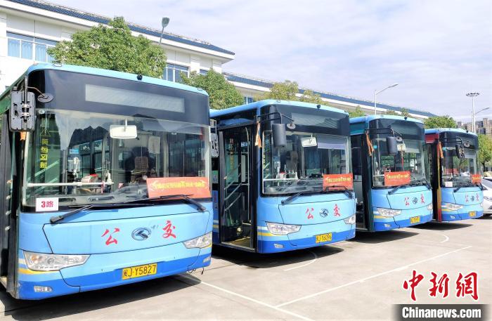 “爱心直通车”——公交车。　林榕生 摄
